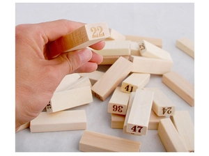 Vue détaillée de blocs de construction en bois avec chiffres imprimés et texture lisse