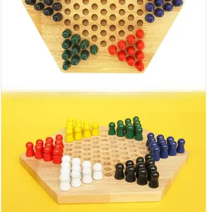 Detailansicht der sechseckigen chinesischen Halma-Spielbretts aus Holz mit bunten Spielfiguren