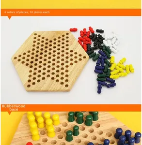 Makro-Detail des sechseckigen Gummiaholz-Spielbretts mit 60 bunten Holzkegeln