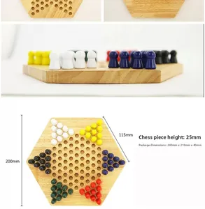 Detailansicht des sechseckigen Holz-Schachbretts mit bunten Figuren für Strategiespiele
