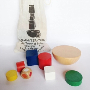 Détail du jeu d'équilibre en bois 8 pièces avec blocs colorés, dé et sac de rangement à cordon