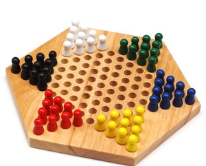 Nahaufnahme von Halma-Brettspiel aus Holz mit bunten Steckfiguren in Startposition