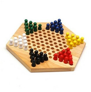 Detailansicht des sechseckigen Holz-Schachbretts mit bunten Spielsteinen in 6 Farben