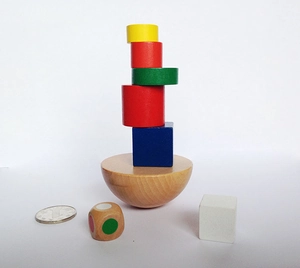 Vue détaillée des blocs en bois colorés et base semi-sphérique pour jeu d'équilibre