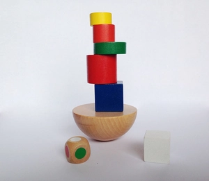 Détail du jeu d'équilibre en bois avec base hémisphérique colorée pour l'éveil enfant