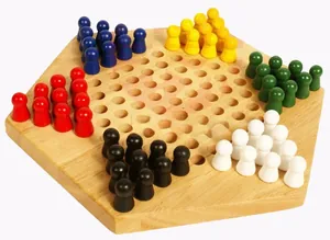 Draufsicht auf ein klassisches Hexagonal-Halma aus Holz mit farbenfrohen Holzstiften