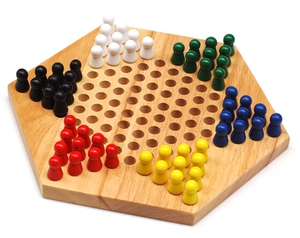 Detailansicht des sechseckigen Holz-Schachbretts mit bunten Spielsteinen für Kinder