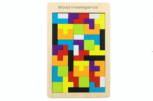 Vista superior detallada del puzzle de madera con bloques de tetris geométricos de colores