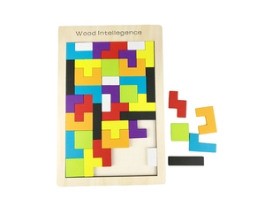 Primer plano de piezas de puzzle Tetris de madera de colores junto al marco de almacenamiento