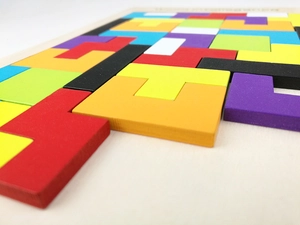 Macro de piezas de puzzle Tetris de madera colorida mostrando textura y acabado liso