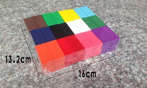 Detailaufnahme bunter Holz-Domino-Steine in Plastikverpackung mit Maßen 16x13,2cm