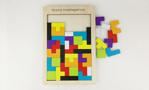 Vista superior del rompecabezas tetris de madera con bloques geométricos de colores