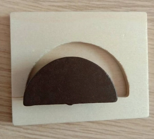 Dettaglio del blocco di legno a semicerchio e base con incastro per bambini piccoli