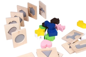 Dettaglio di blocchi geometrici in legno colorati e modelli per puzzle per bambini