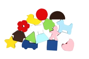 Dettaglio di blocchi di legno colorati con forme di animali e figure geometriche