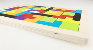 Vista detallada del rompecabezas Tetris de madera con bloques de colores vivos