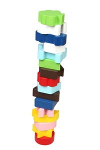 Dettaglio di blocchi impilabili in legno colorato a forma di stella e fiore per bimbi