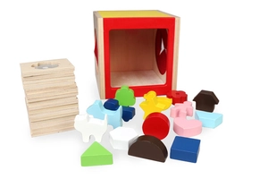 Vista dall'alto di blocchi colorati in legno e scatola geometrica per bambini piccoli