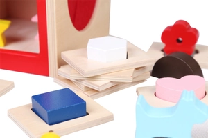 Dettaglio di blocchi geometrici in legno e scatola per l'apprendimento sensoriale bimbi