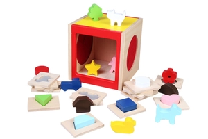 Dettaglio della scatola Montessori in legno con blocchi di animali e forme colorate