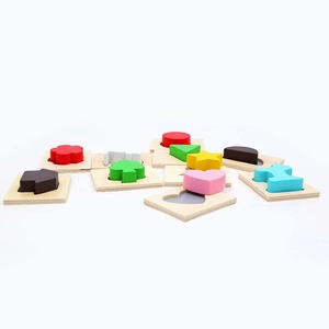 Dettaglio ravvicinato di pezzi di puzzle in legno colorati per l'educazione precoce dei bambini