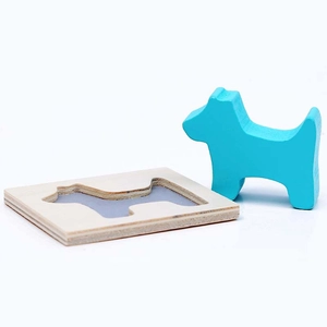 Vista dettagliata del pezzo di puzzle in legno a forma di cane blu e base coordinata