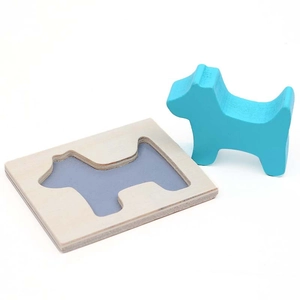 Dettaglio di un pezzo di puzzle a forma di cane in legno con bordi lisci per bambini