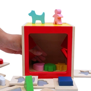 Vista dettagliata della scatola in legno a incastro con blocchi colorati per abilità motorie bimbi
