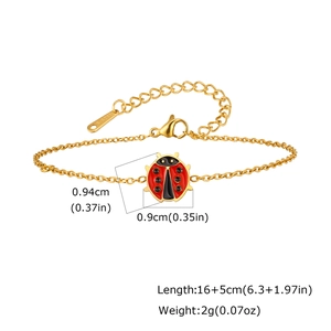 Detail van gouden lieveheersbeestje armband met rood emaille hanger en stalen karabijnsluiting