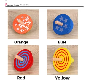 Vue détaillée de quatre toupies en bois colorées avec motifs variés pour enfants