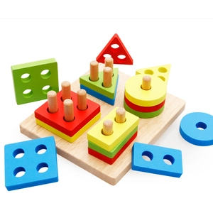 Geometrisches Sortierspielzeug aus Holz mit bunten Blöcken und Basis für Kleinkinder