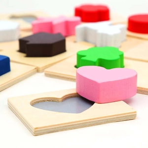 Puzzle educativo in legno con forme geometriche colorate per bambini piccoli