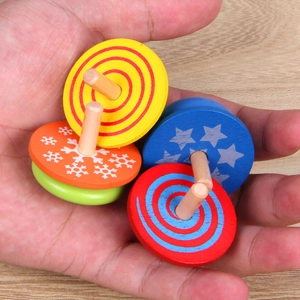 Lot de quatre toupies en bois colorées pour enfants avec motifs étoiles et flocons
