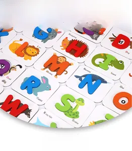 Gros plan sur les cartes puzzle alphabet 3D en bois pour l'éveil des enfants