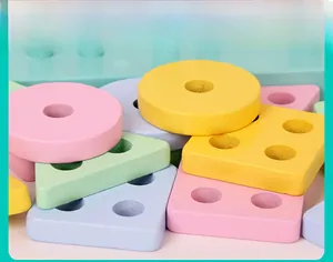 Détails de blocs géométriques en bois macaron avec coins arrondis et peinture à l'eau