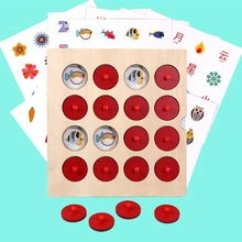 Détail du jeu de mémoire en bois avec couvercles rouges et cartes éducatives