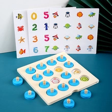 Gros plan d'un jeu de mémoire en bois avec couvercles bleus et cartes éducatives