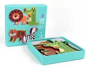 Détail du jeu de laçage en bois avec animaux, lion, zèbre et cordes colorées pour enfants
