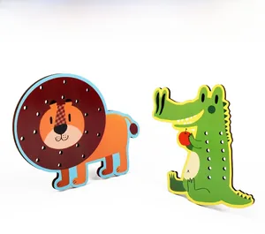 Détail des jouets à lacer lion et crocodile en bois avec motifs imprimés par transfert