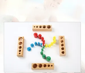 Vue détaillée des blocs cylindriques Montessori en bois avec des cylindres colorés
