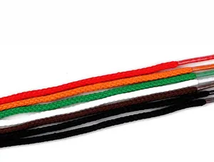 Gros plan de lacets en coton colorés en six couleurs pour jouets à lacer