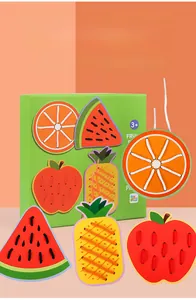 Détail de cartes de laçage de fruits avec ananas et pomme pour la motricité fine