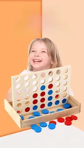 Vue détaillée du jeu Puissance 4 en bois pour enfants avec des jetons rouges et bleus