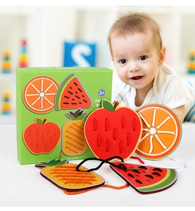 Détail macro du jeu de laçage en bois fruits avec cordes colorées et boîte d'emballage