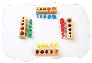 Vue détaillée de 4 blocs cylindres Montessori avec chevilles en bois colorées pour enfants