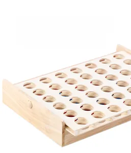 Vue détaillée du jeu de puissance 4 en bois haut de gamme avec jetons de jeu rouges et bleus
