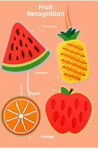 Vue détaillée de jouets à enfiler en bois colorés avec pastèque et ananas pour enfants