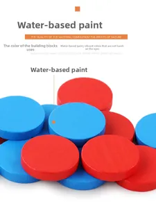 Gros plan de pions de jeu circulaires en bois avec peinture à l'eau et bords lisses polis