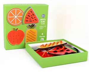 Jeu d'enfilage en bois fruits comprenant pomme et pastèque dans une boîte cadeau décorée