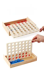 Vue macro du jeu de puissance 4 en bois avec des jetons rouges et bleus en gros plan